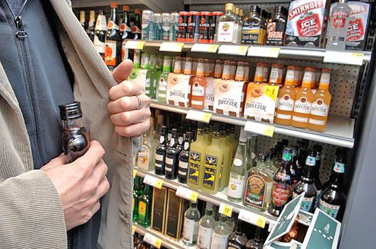 На Калущині затримали крадія в магазині, який поцупив алкоголь та аксесуари до телефону (ФОТОФАКТ)