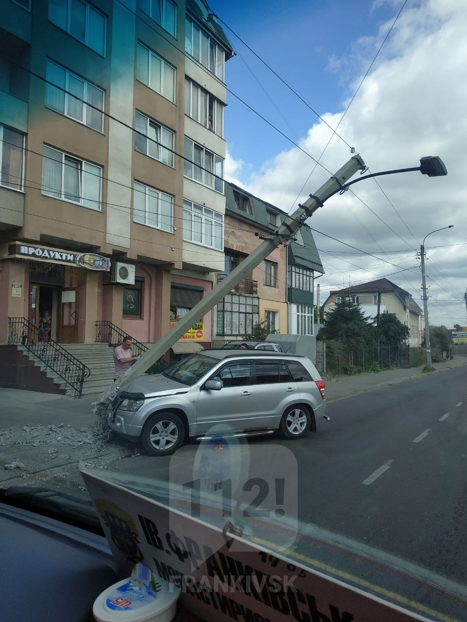 На Залізничній “Suzuki” знесло стовп електричної опори (ФОТО, ОНОВЛЕНО)