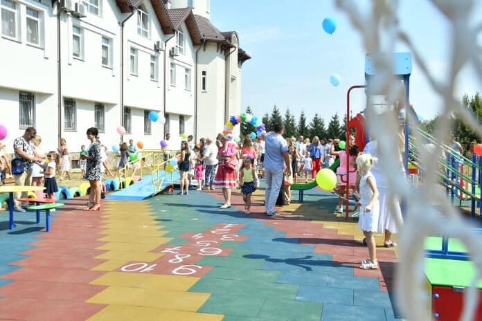 У Франківську відкрили унікальний дитячий майданчик (ФОТО)