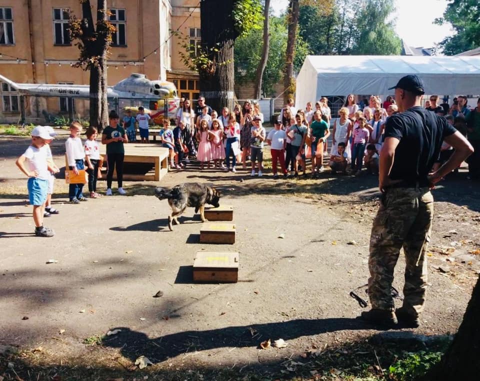 Маленьких франківських кінологів нагородили сертифікатами (ФОТО)