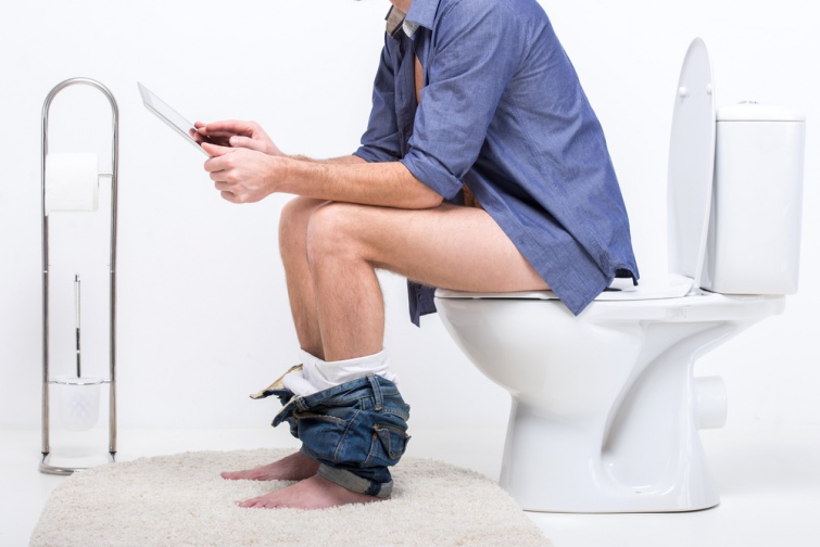 Третина чоловіків іноді ховаються у ванних кімнатах, щоб уникнути сім’ї – дослідження