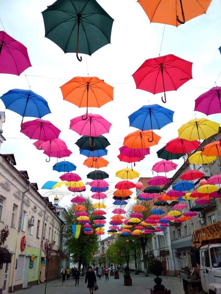 Центр Івано-Франківська прикрасять різнобарвними парасольками
