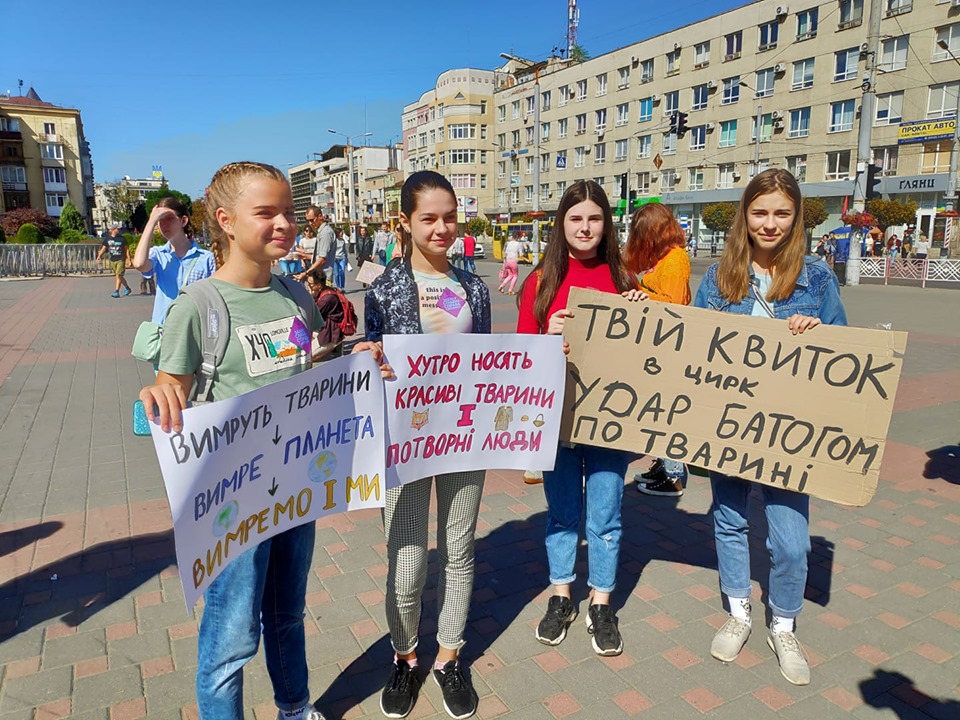 Понад сотня небайдужих франківців вийшли на марш за тварин (ФОТО, ВІДЕО)