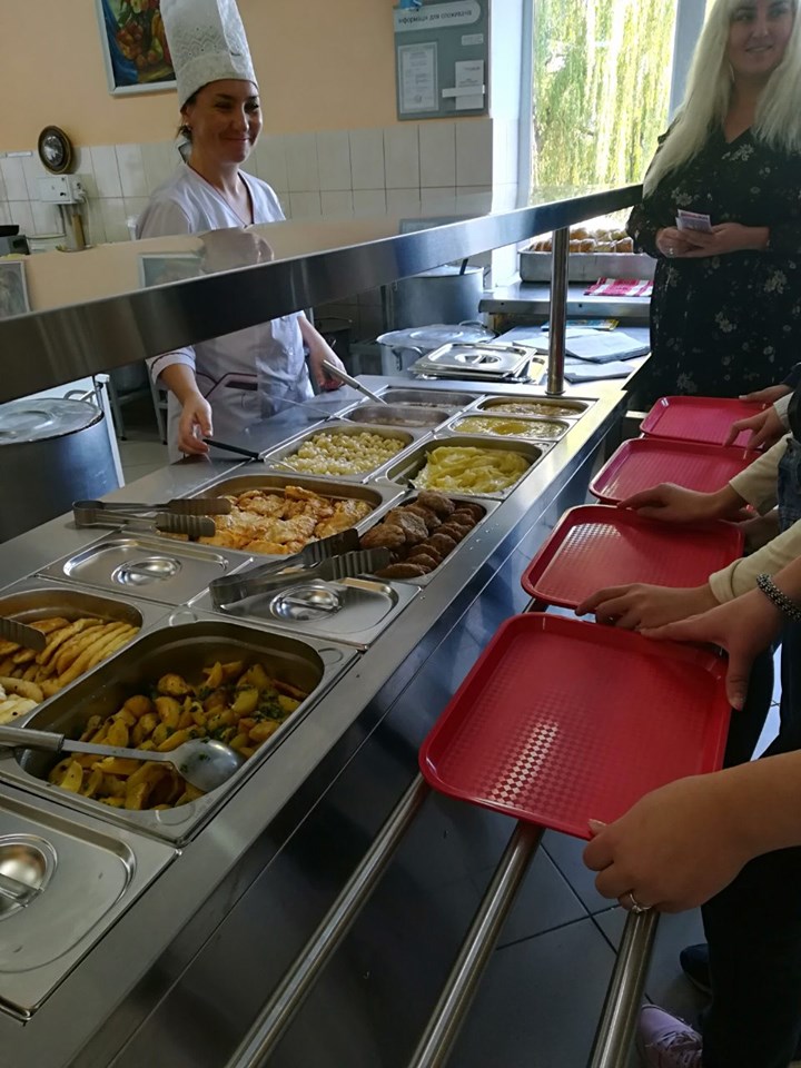 В одній із франківських шкіл запровадили нову форму обслуговування у їдальні (ФОТО)