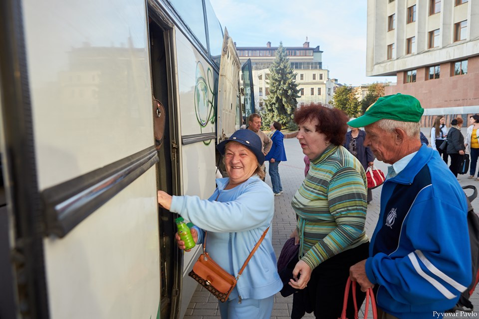 До табору “Лімниця” поїдуть ще три групи франківських пенсіонерів (ФОТО)