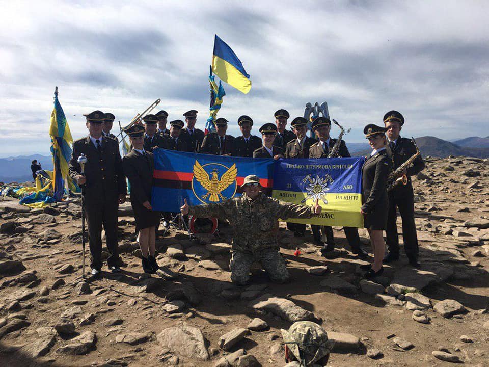 Бійці прикарпатської “десятки” зіграли концерт на вершині Говерли і встановили національний рекорд (ФОТО)