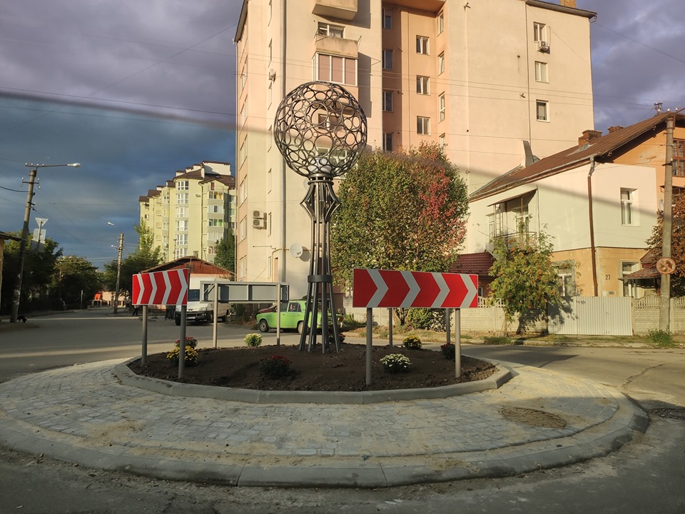 З квітами і кованим ліхтарем: нове дорожнє кільце з’явилося у Франківську (ФОТО)
