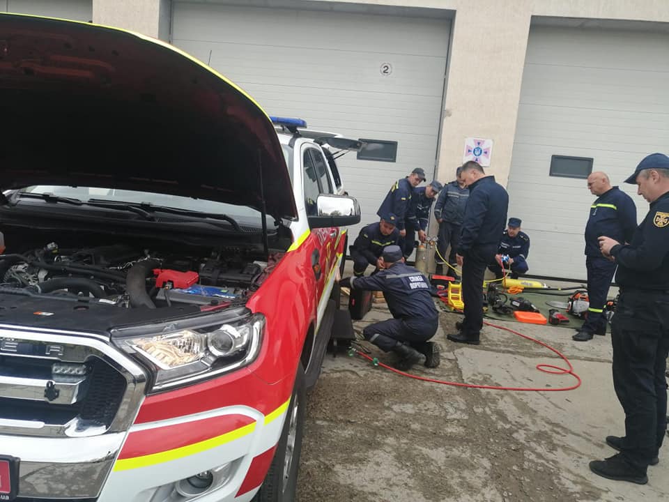 Прикарпатські рятувальники отримали новий спецавтомобіль (ФОТО)