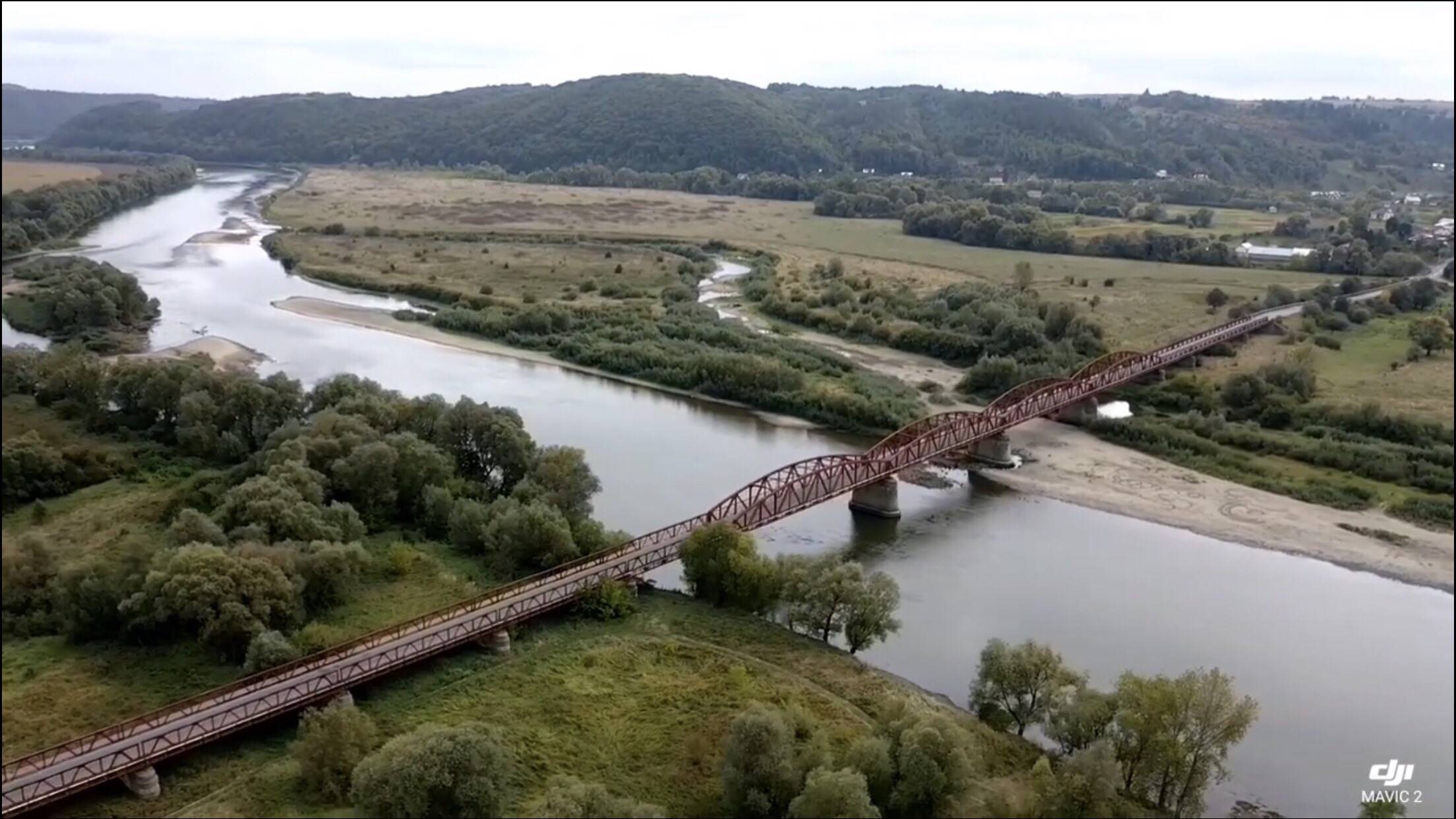 Один із найстаріших мостів Прикарпаття показали з висоти пташиного польоту (ВІДЕО)