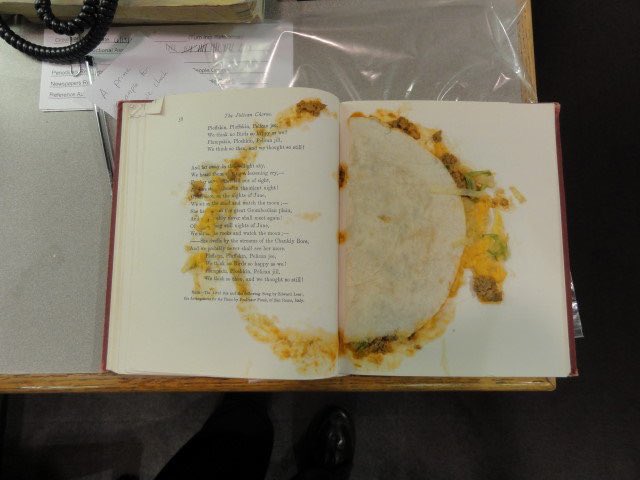 Бібліотекарка з США показала у твітері книжку із їстівною закладкою всередині (ФОТО)