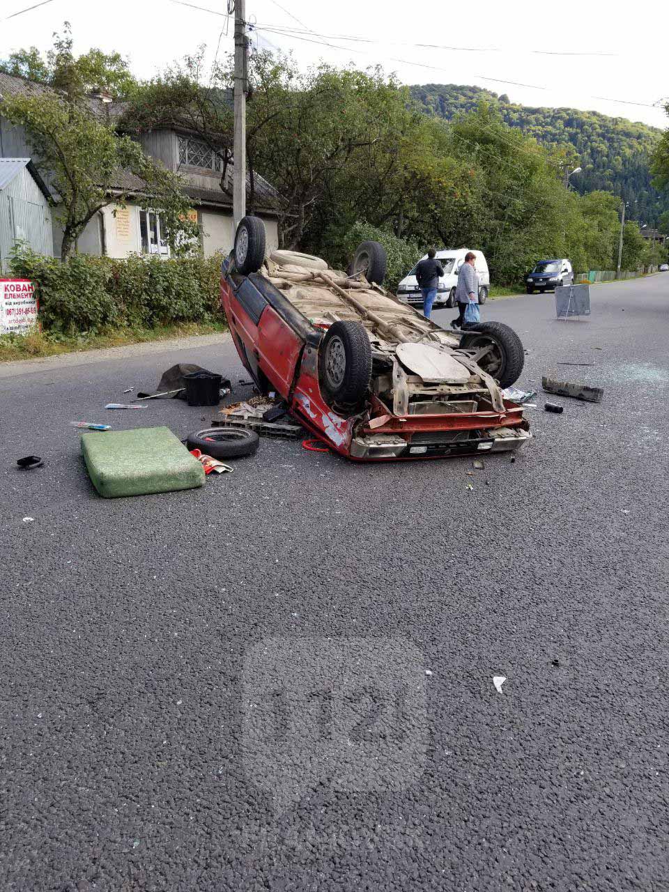 У Делятині серед дороги перекинулася автівка (ФОТО)