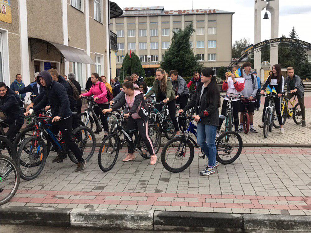 Школярі та учителі з Тисмениці вирушили на велопрощу в Погоню (ФОТО)