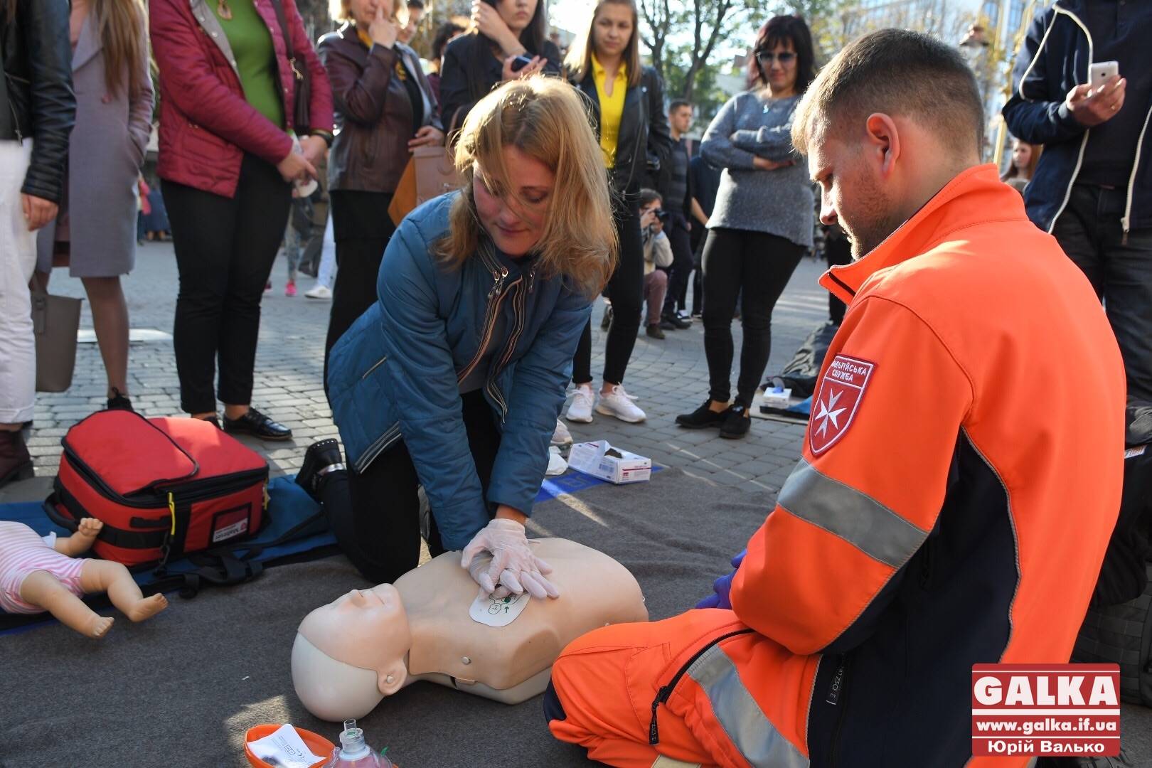 “Кожен може врятувати життя”. У центрі міста франківців навчали, як запустити серце (ФОТО)