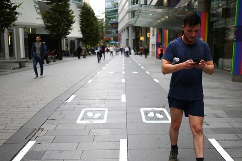 У Манчестері тестують «повільну доріжку» для людей, які читають смартфон на ходу