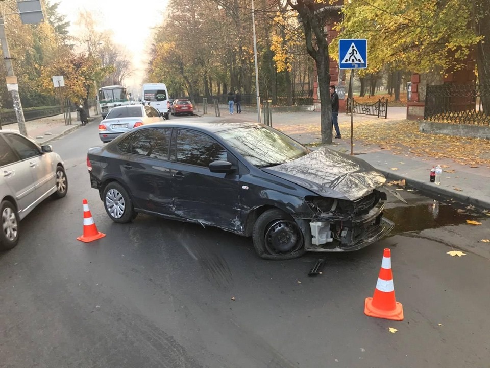 В Івано-Франківську на обгоні водій вдарив авто і врізався в дерево