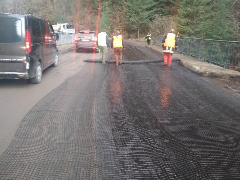 На Прикарпатті продовжують ремонтувати дороги держзначення і мости (ФОТО)