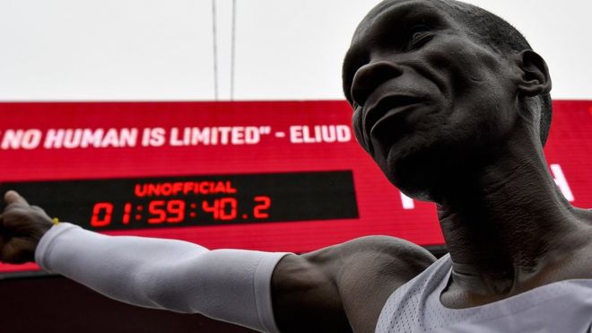 “Це як висадка людини на місяць” – кенієць пробіг марафон за менш, ніж дві години (ВІДЕО)