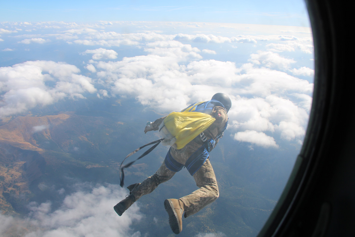 Військові рятувальники вперше стрибнули з парашутом на Говерлу (ФОТО)
