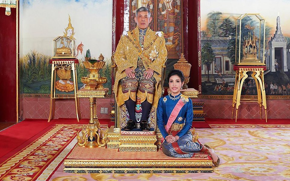 Король Таїланду позбавив офіційного титулу свою фаворитку