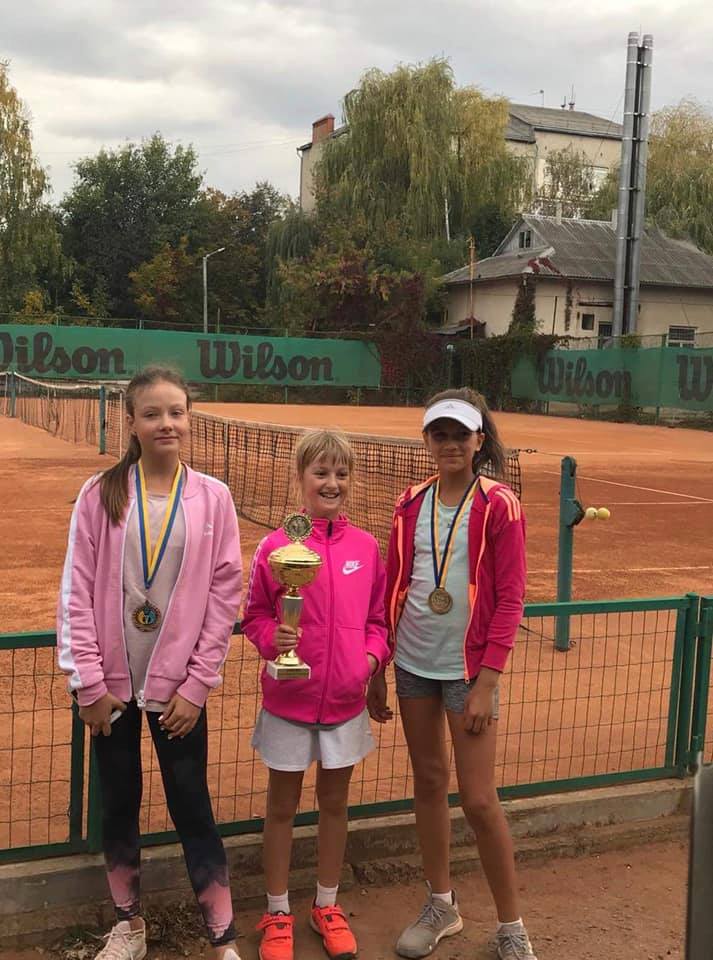 Маленькі зірки: у Франківську провели змагання з тенісу для дітей (ФОТО)