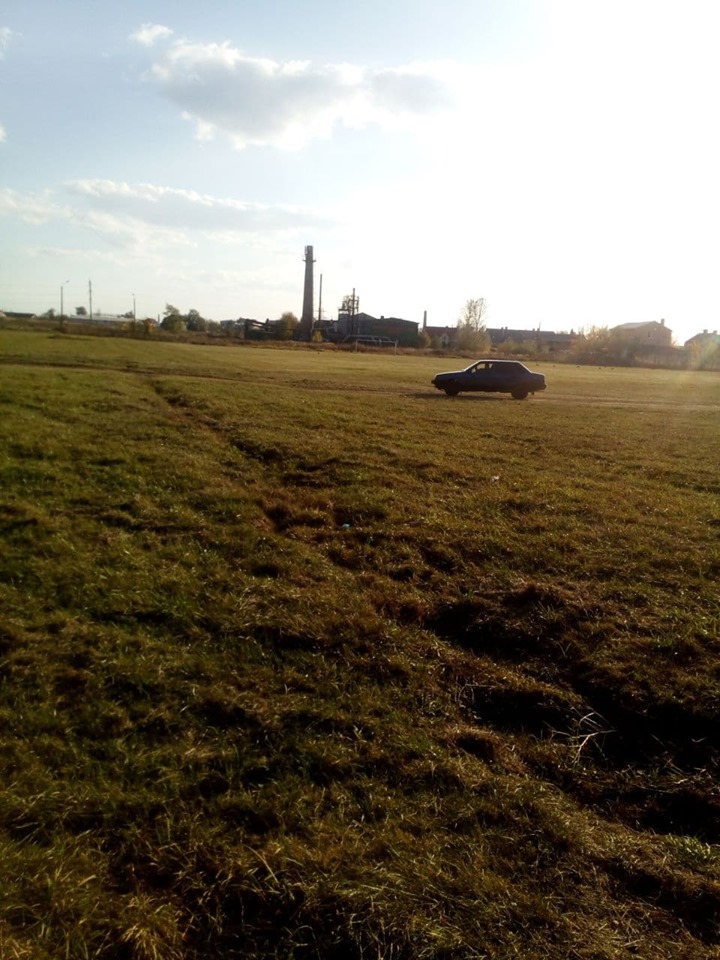 Муніципали зупинили авто, яке дрифтувало на футбольному полі училища (ФОТО)