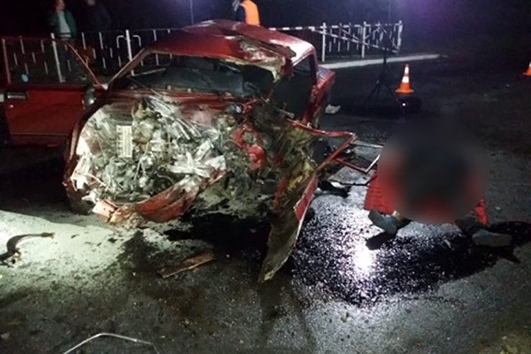 На Снятинщині “ВАЗ” врізався в електроопору – водій загинув на місці (ФОТО)