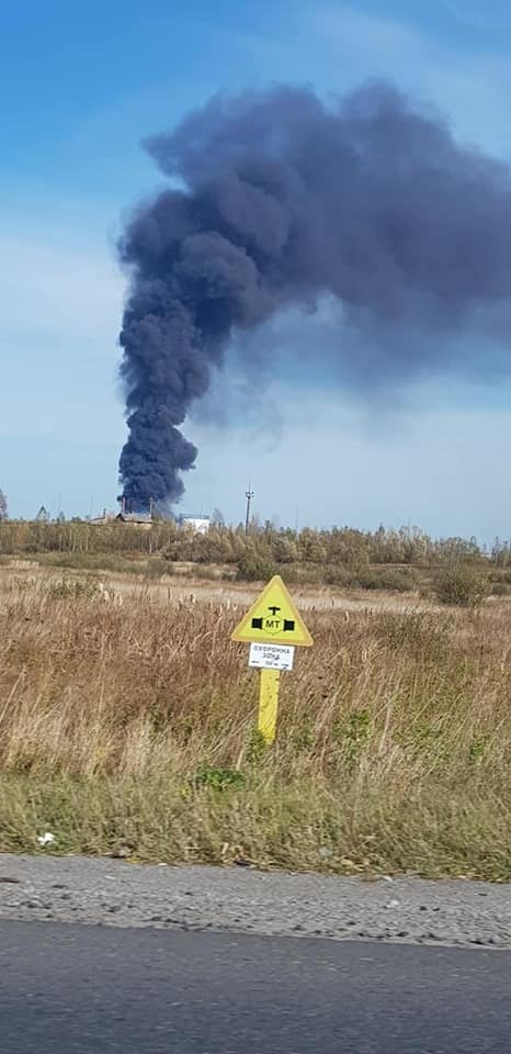 На Долинщині понад 20 вогнеборців гасили пожежу сухої трави та залишків нафтопродукту (ФОТО, ДОДАНО ВІДЕО)