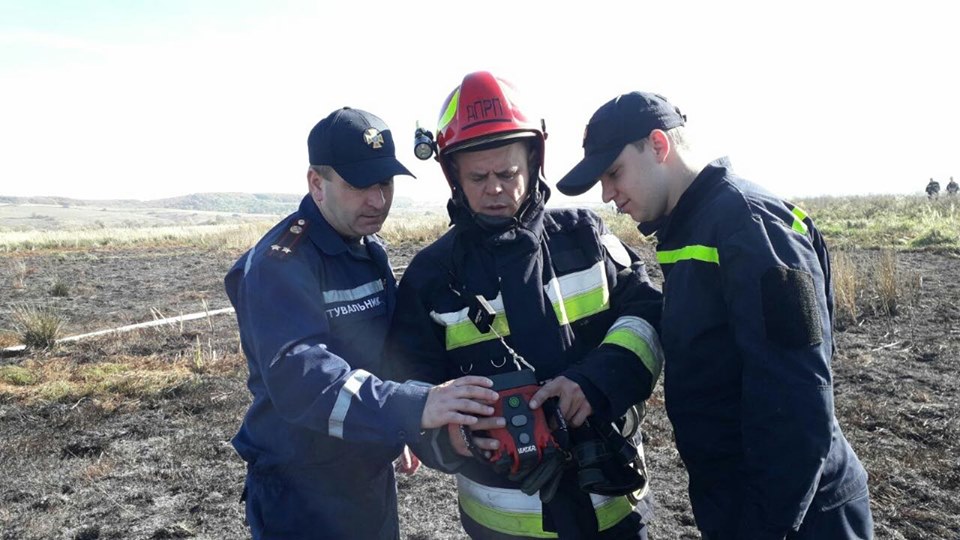 На Прикарпатті дванадцять рятувальників ліквідовували торф’яну пожежу (фото+відео)