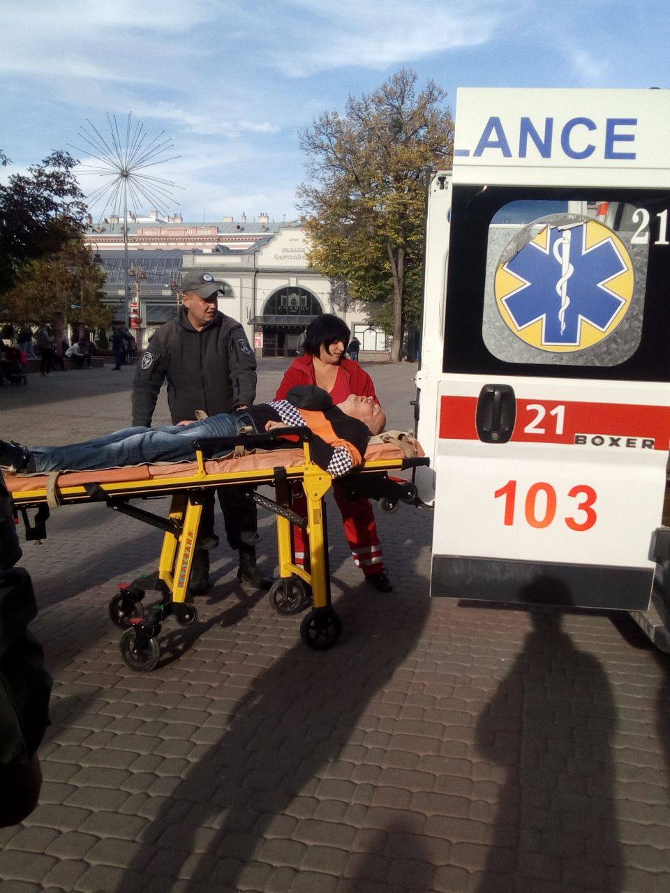 У центрі міста “муніципали” врятували чоловіка під час нападу епілепсії (ФОТО)