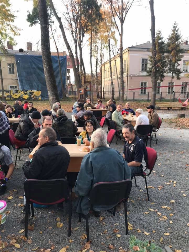 Нужденних і бездомних франківців пригостили пирогами в палаці Потоцьких (ФОТО)