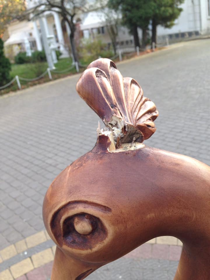 У міському парку невідомі пошкодили скульптуру павича (ФОТО)