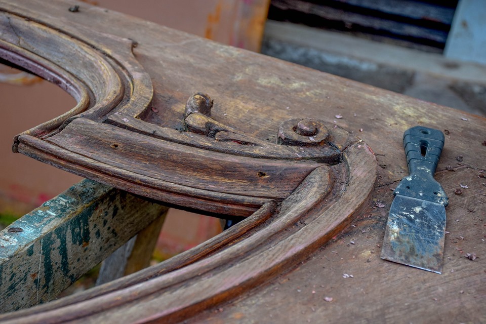 Як реставрують старовинні двері з вулиці Грушевського (ФОТО)