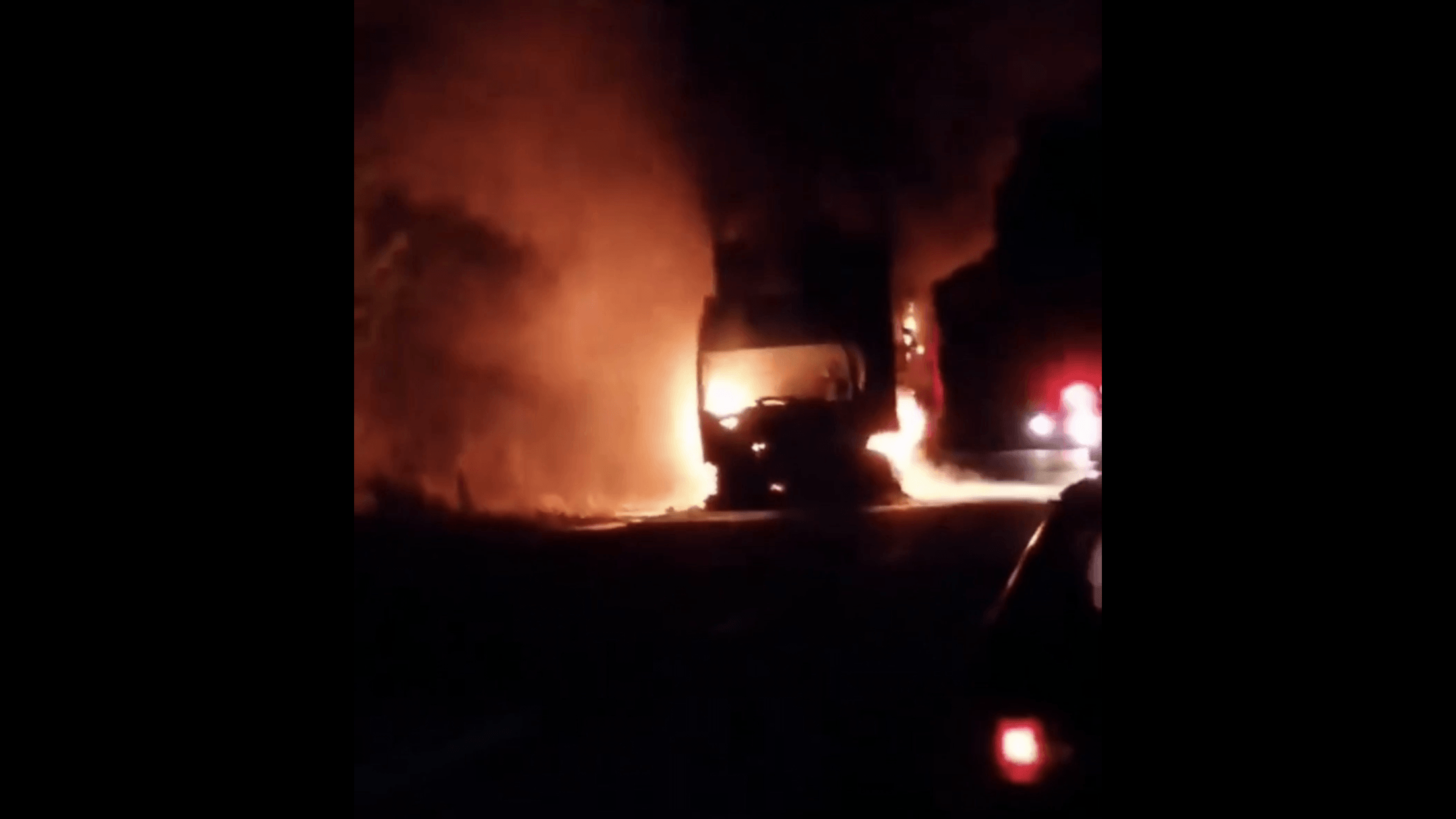 У Надвірнянському районі на дорозі загорілася вантажівка (ВІДЕО)