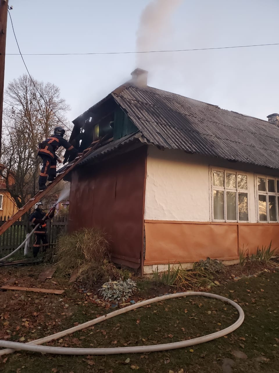 На Богородчанщині 18 рятувальників гасили пожежу на території школи (ФОТОФАКТ)