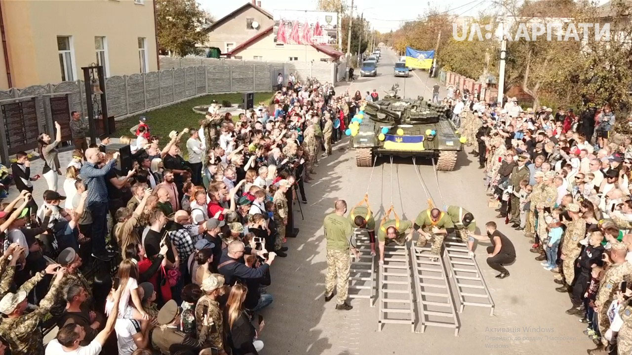 Рекорд України: четверо атлетів протягнули 41-тонний танк у Коломиї (ФОТО, ВІДЕО)