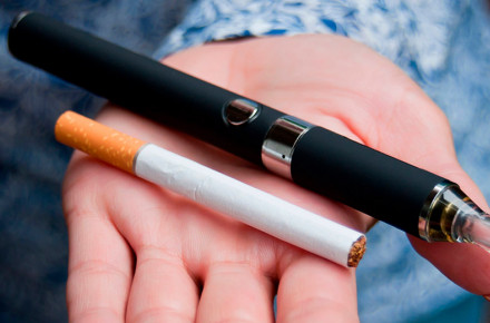 Прикарпатцям нагадують про небезпеку електронних сигарет і де їх не можна курити