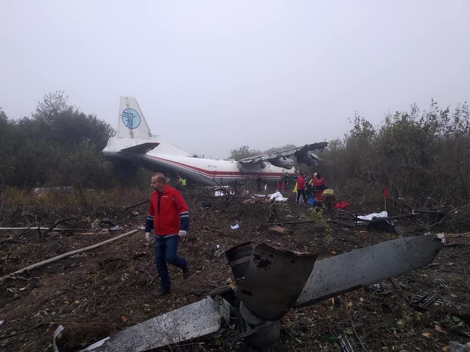 Поблизу Львова літак здійснив аварійну посадку: є загиблі (ФОТО, ОНОВЛЕНО)