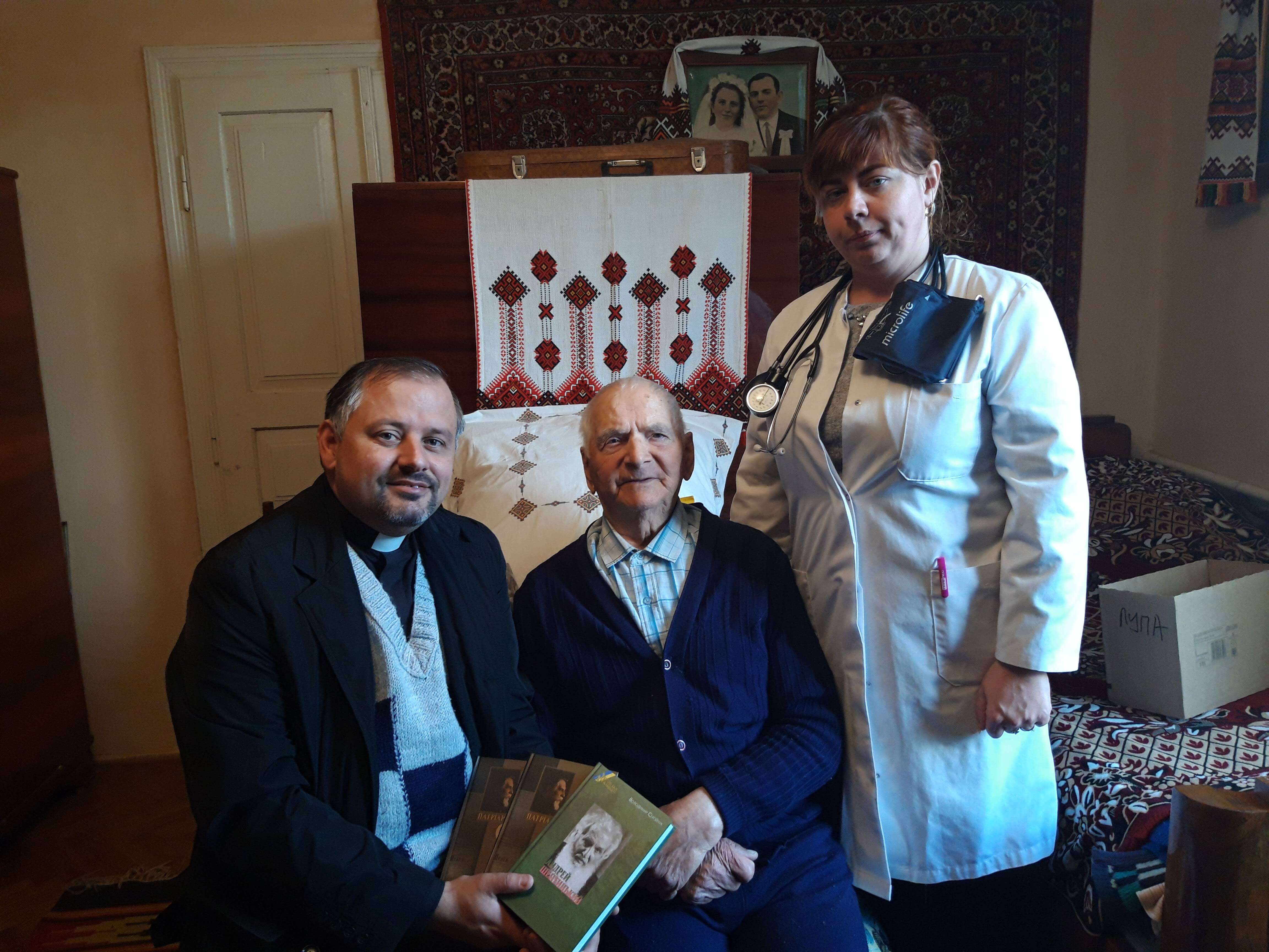 З ліками і продуктами: найстаршого ветерана ОУН-УПА відвідали франківські волонтери (ФОТО)