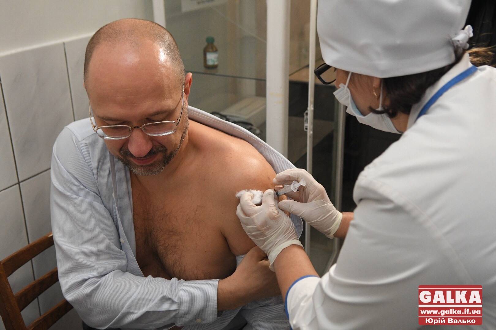 Денис Шмигаль вакцинувався від грипу та дифтерії – закликає прикарпатців слідувати прикладу (ФОТО)