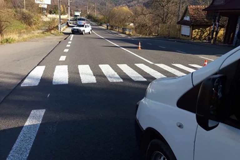 В Яремчі жінка перебігала дорогу і потрапила під колеса мікроавтобуса (ФОТО)