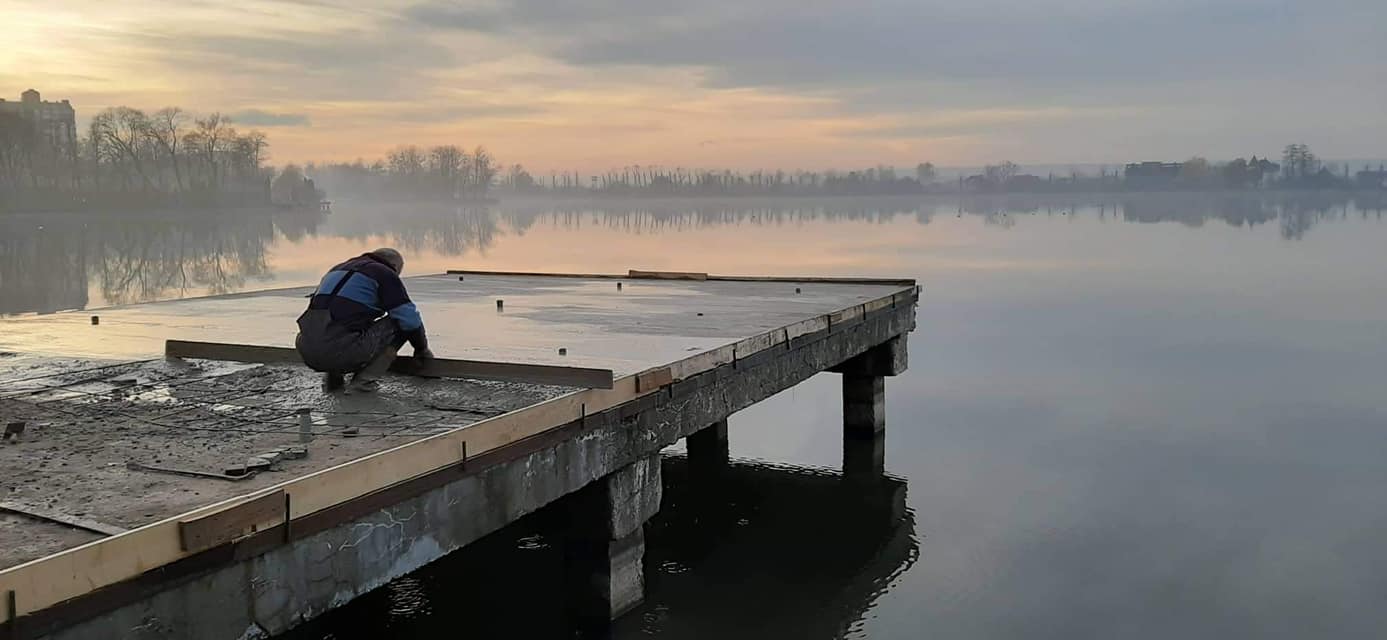 Два мільйони віддасть Івано-Франківськ на освітлення пірсів на міському озері