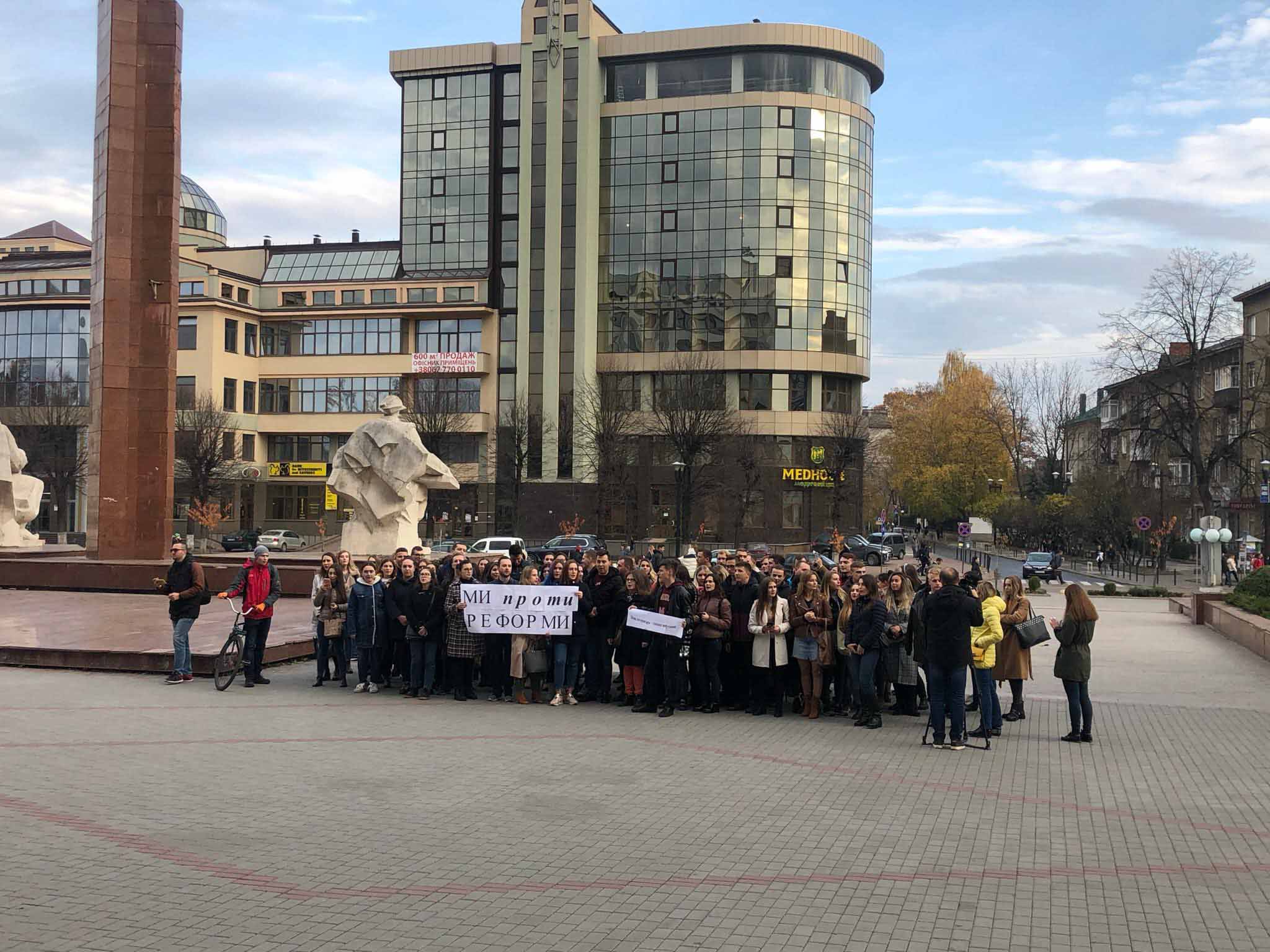 Нова інтернатура – геноцид випускника: у Франківську мітингують десятки студентів-медиків (ФОТО)
