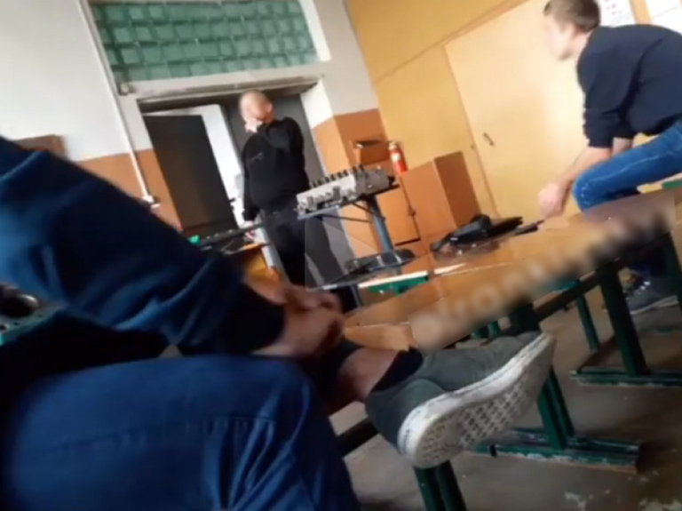 Поліція покарала франківського вчителя, котрий курив на уроці (ВІДЕО)
