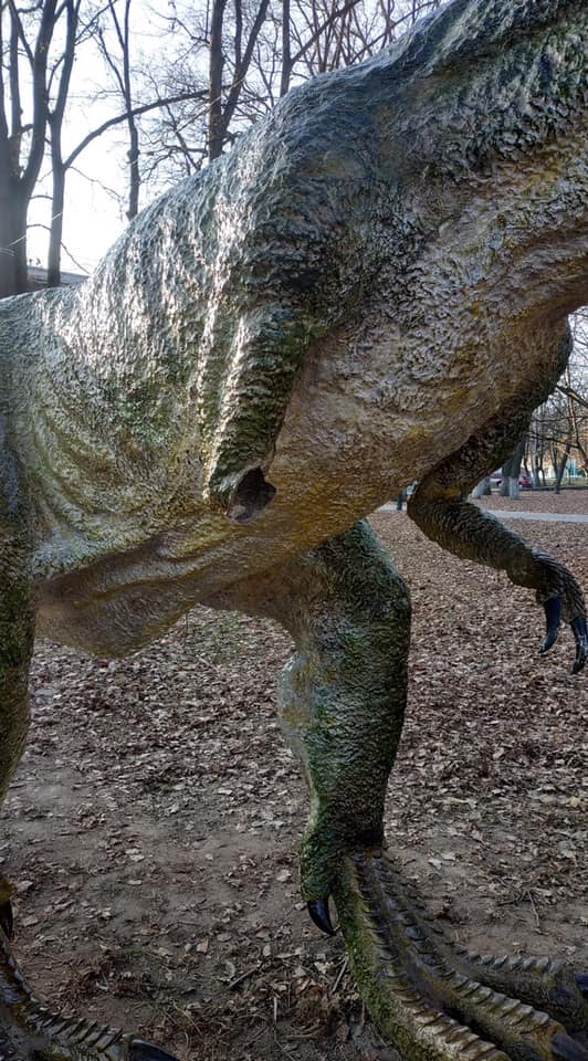 Марцінків не зміг зламати руку динозавра в парку. А вандалам вдалося (ФОТОФАКТ)