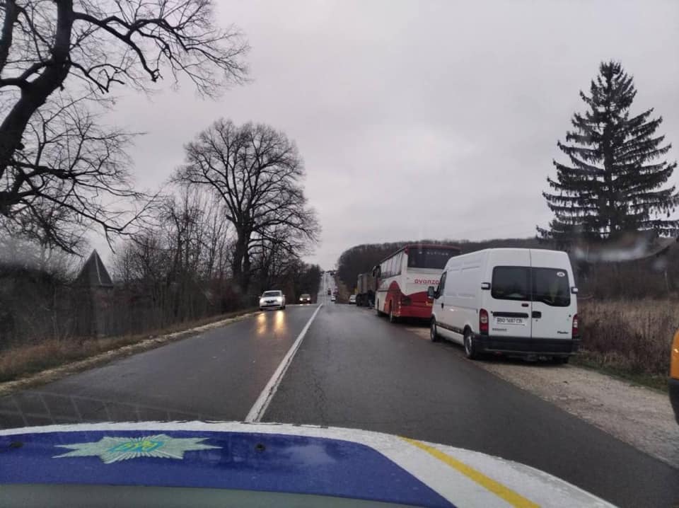 Поліція області повідомила, де ускладнений рух. Водіїв закликають бути уважними за кермом