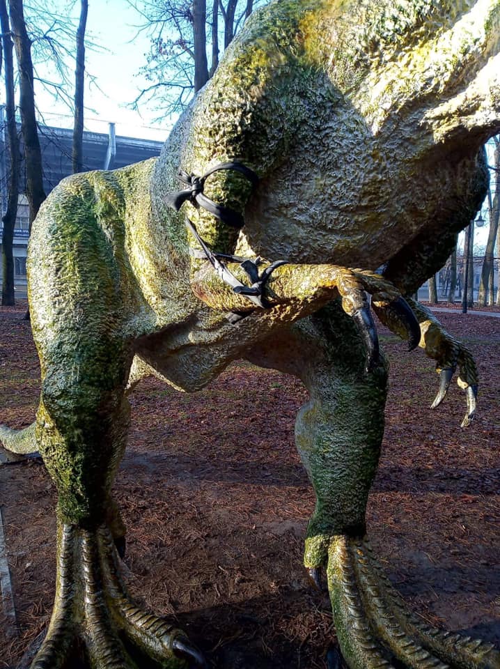 Покаліченому динозавру у міському парку наклали гіпс (ФОТО)