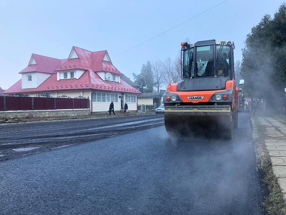 В одному з найдавніших поселень Гуцульщини завершують ремонт дороги (ФОТО)