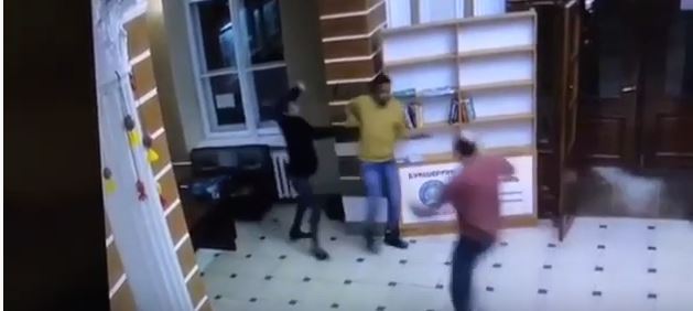 Камера зафіксувала бійку іноземців у холі Медуніверситету в Івано-Франківську (ВІДЕО)