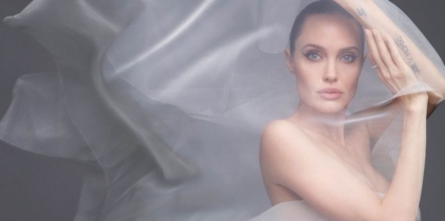 Анджеліна Джолі повністю оголилася у новій фотосесії