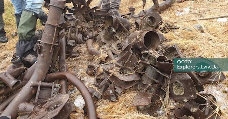 Поблизу Буковелю в Карпатах знайшли залишки розбитого літака (ВІДЕО)